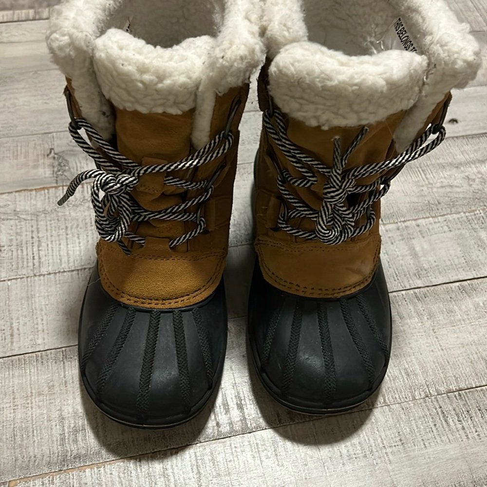 Kids boot size 1 barely worn
